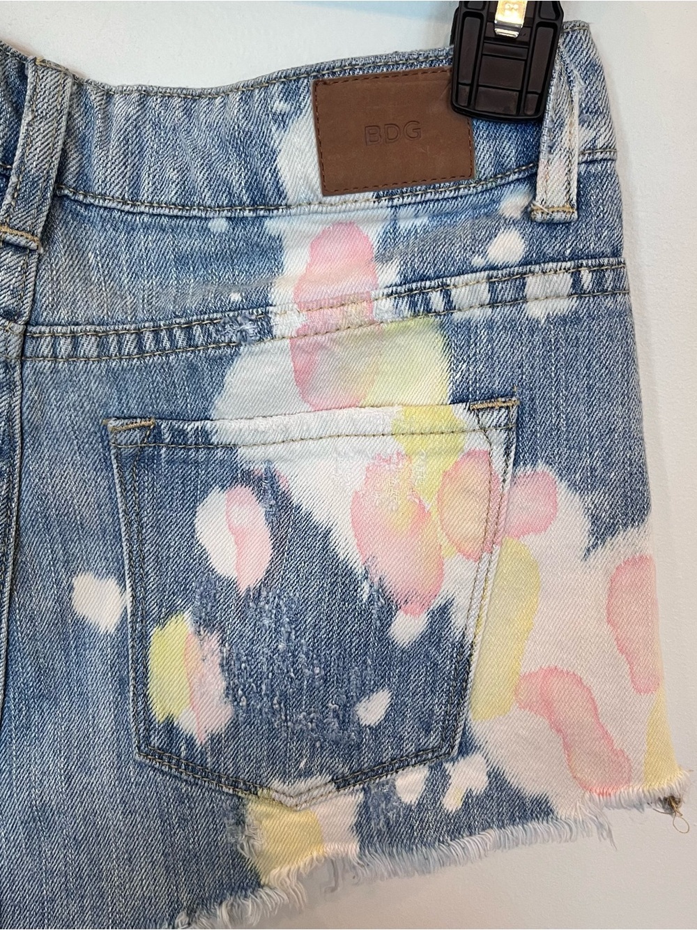 BDG Urban Outfitters Jean Shorts Paint Splatter Tie Dye Raw Ham Cheeky Size 26 - Picture 5 of 7